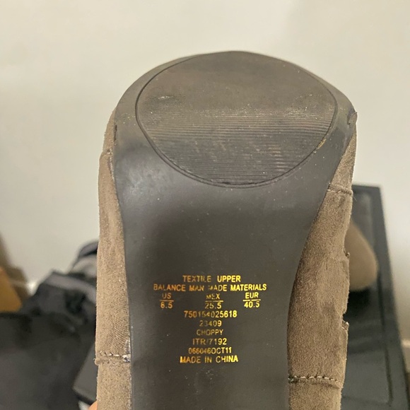 Apostrophe 4 inch suede heels in excellent condition in deep brown. - Picture 6 of 6